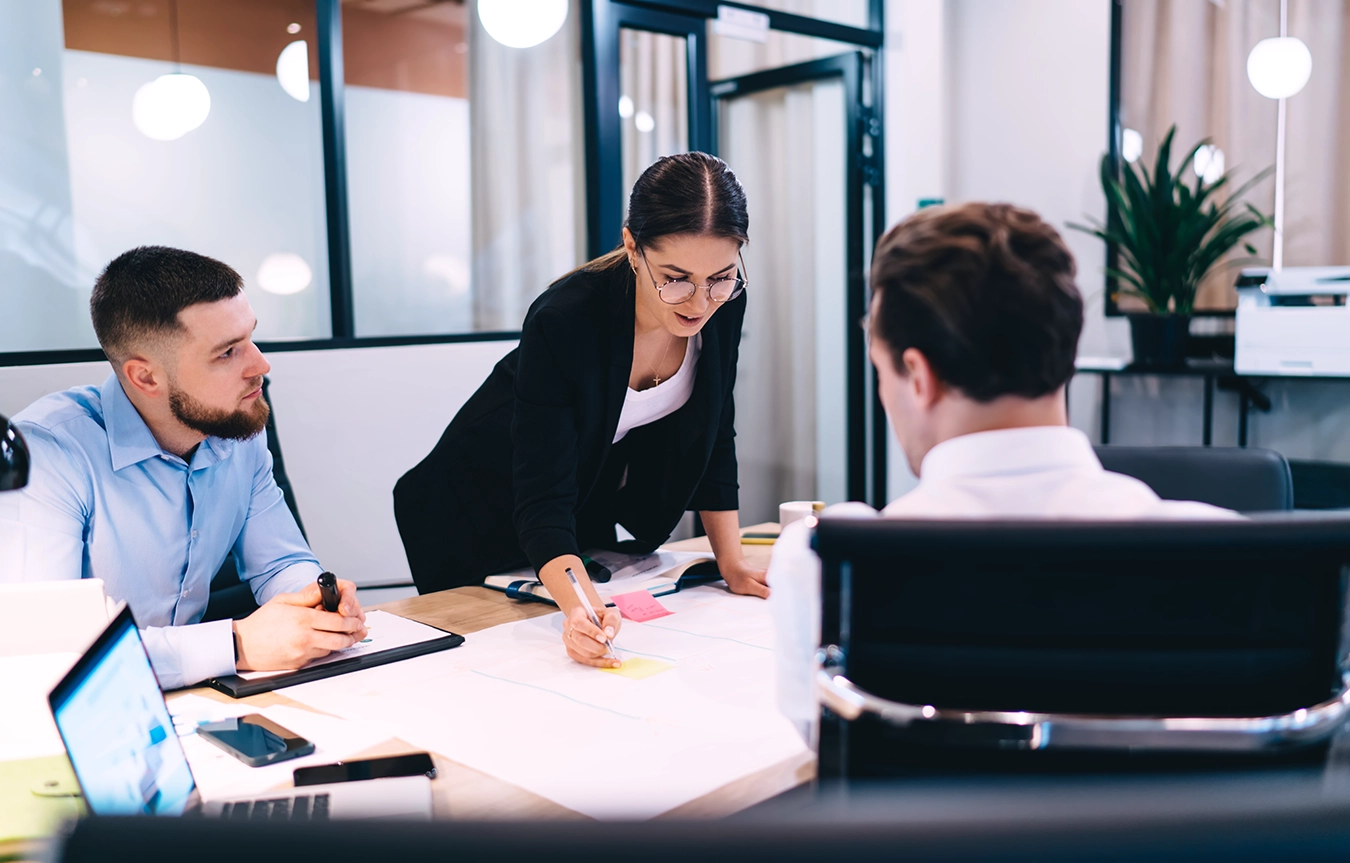 Equipe da Luzativo em reunião estratégica definindo posicionamento e plano de marca da Autivina, com mapas e post-its sobre a mesa.